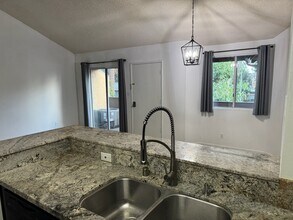14839 Sherman Way, Unit 6 in Van Nuys, CA - Foto de edificio - Building Photo