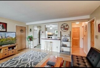 36 Essex St, Unit 5 in Saugus, MA - Building Photo - Building Photo