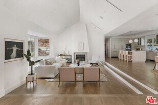 4405 Estrondo Dr in Los Angeles, CA - Building Photo