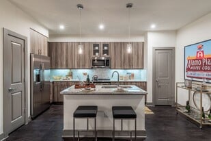 LTD West Commerce in Dallas, TX - Building Photo