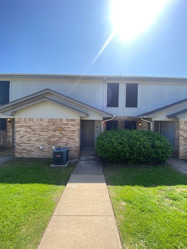 111 Vista Way in Benbrook, TX - Building Photo - Building Photo