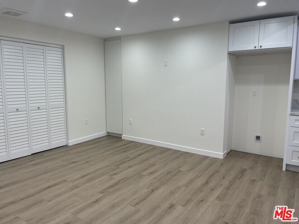 20750 Stagg St in Los Angeles, CA - Building Photo