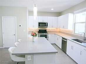11237 Rainbow Peak Ave in Las Vegas, NV - Foto de edificio - Building Photo