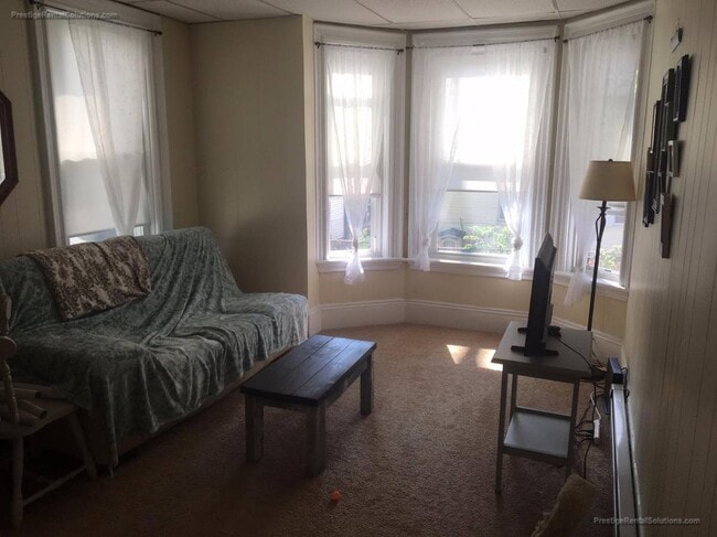 15 Blossom St, Unit 2 in Leominster, MA - Foto de edificio - Building Photo