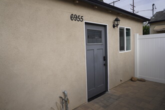 6955 Garden Grove Ave in Reseda, CA - Building Photo - Building Photo