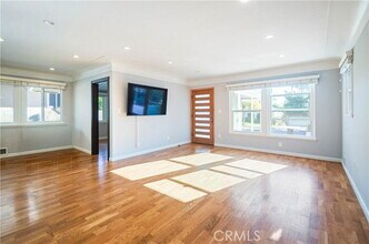 721 E Elmwood Ave in Burbank, CA - Building Photo - Building Photo