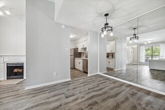 2125 Augusta Dr in Houston, TX - Foto de edificio - Building Photo