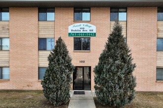 Isanti Village II in Isanti, MN - Foto de edificio - Building Photo