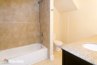 2141 W Superior St, Unit A00C in Chicago, IL - Building Photo - Building Photo