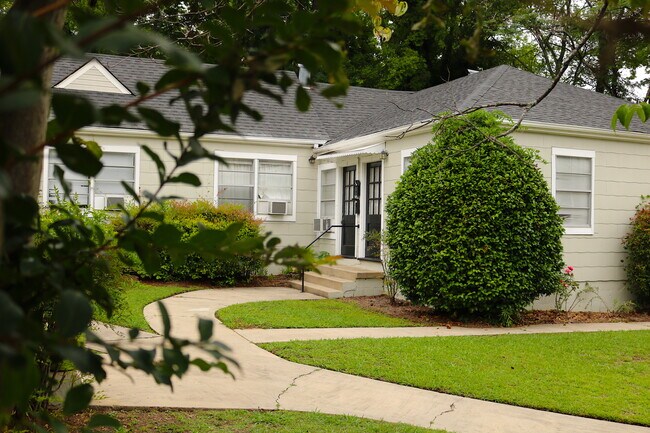 912 Oxmoor Rd in Homewood, AL - Building Photo - Building Photo