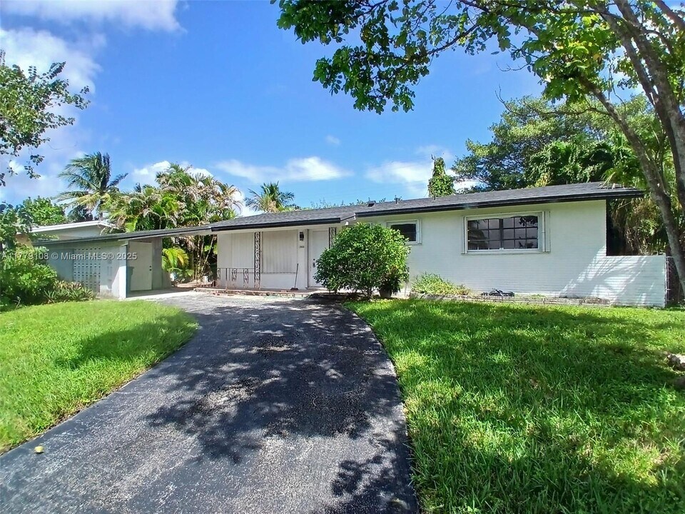 20205 SW 114th Ct in Miami, FL - Building Photo