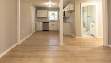 981 W Oak St in Stephenville, TX - Building Photo - Building Photo