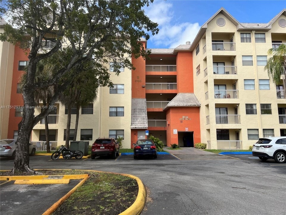 8180 Geneva Ct, Unit 520 in Doral, FL - Building Photo