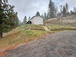6686 Washington 291B in Nine Mile Falls, WA - Building Photo - Building Photo
