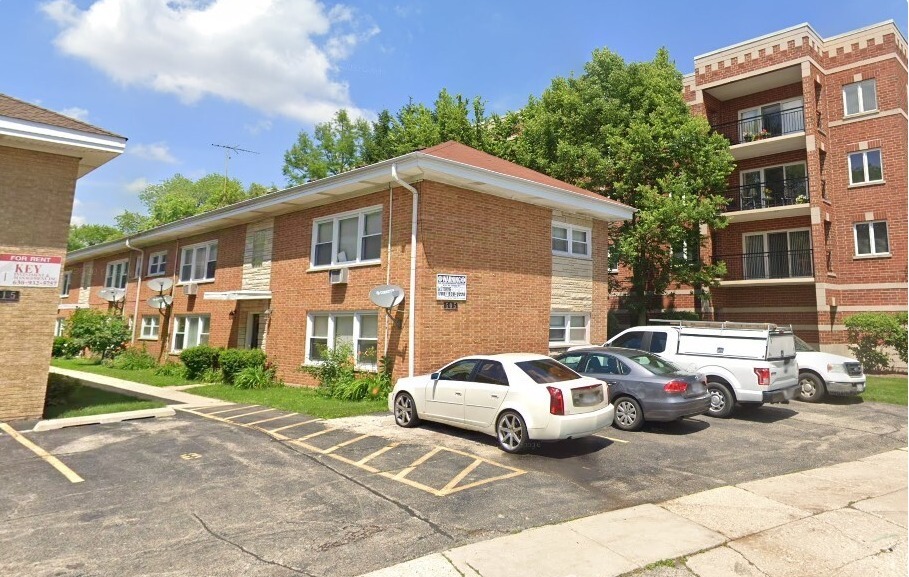 505 W Front St in Wheaton, IL - Building Photo