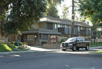 Oak Brook Apartments in Fresno, CA - Building Photo - Building Photo