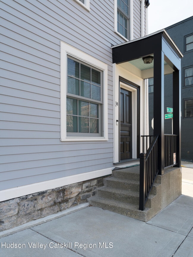 34 S Front St in Hudson, NY - Foto de edificio - Building Photo