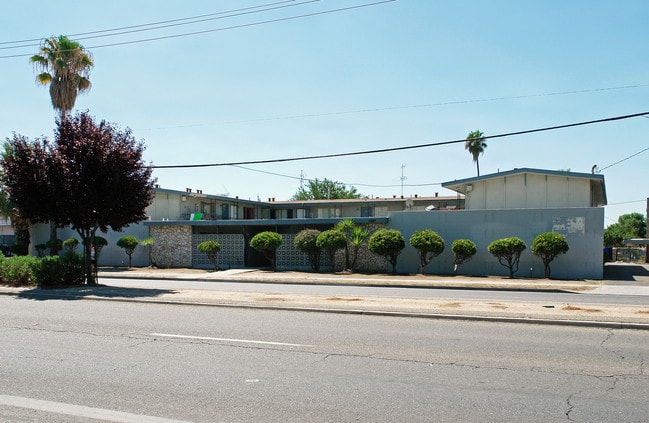 4684 E Shields Ave in Fresno, CA - Foto de edificio - Building Photo