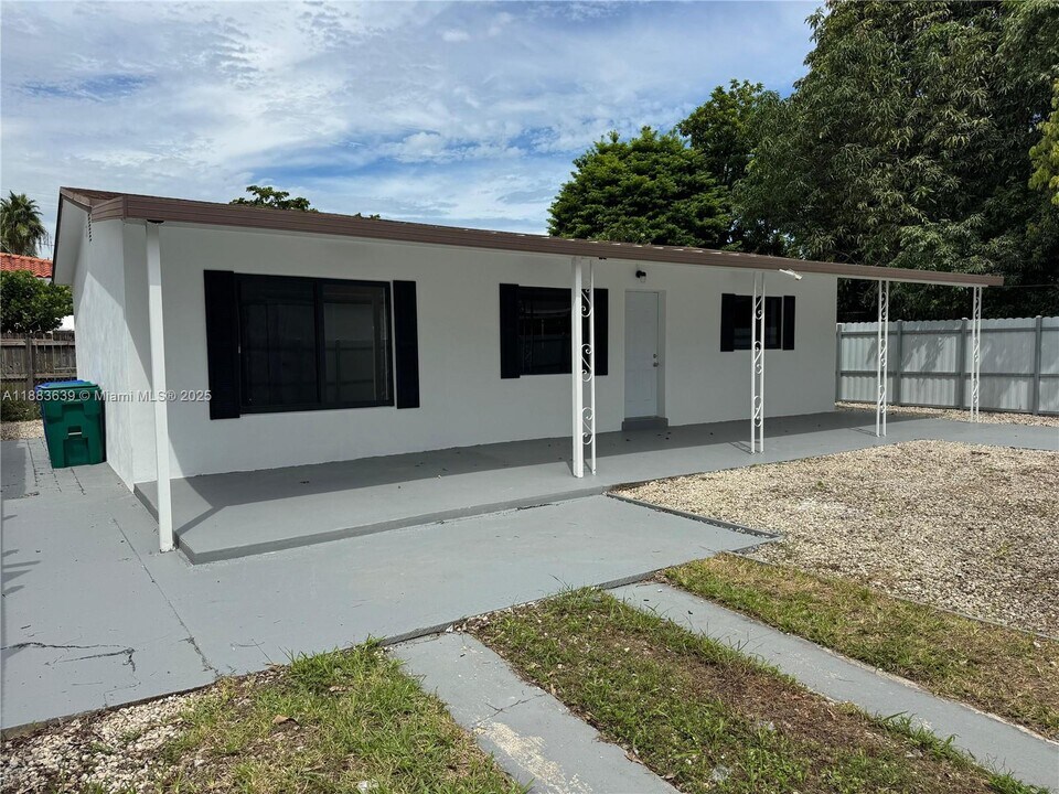 2803 SW 21st St in Miami, FL - Building Photo