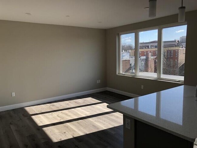 140 Pearl St-Unit -45 in Chelsea, MA - Foto de edificio - Building Photo