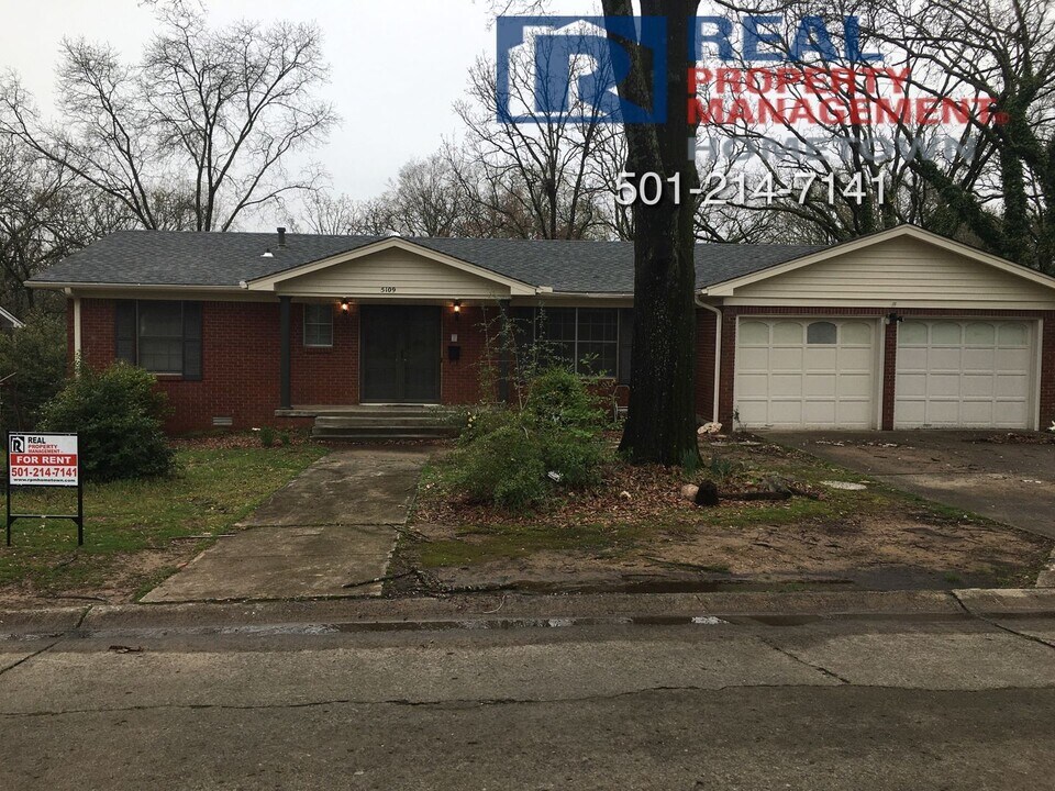 5109 N Cedar St in North Little Rock, AR - Foto de edificio