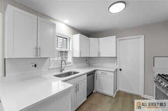 1843 Nottingham Way in Hamilton Township, NJ - Foto de edificio - Building Photo