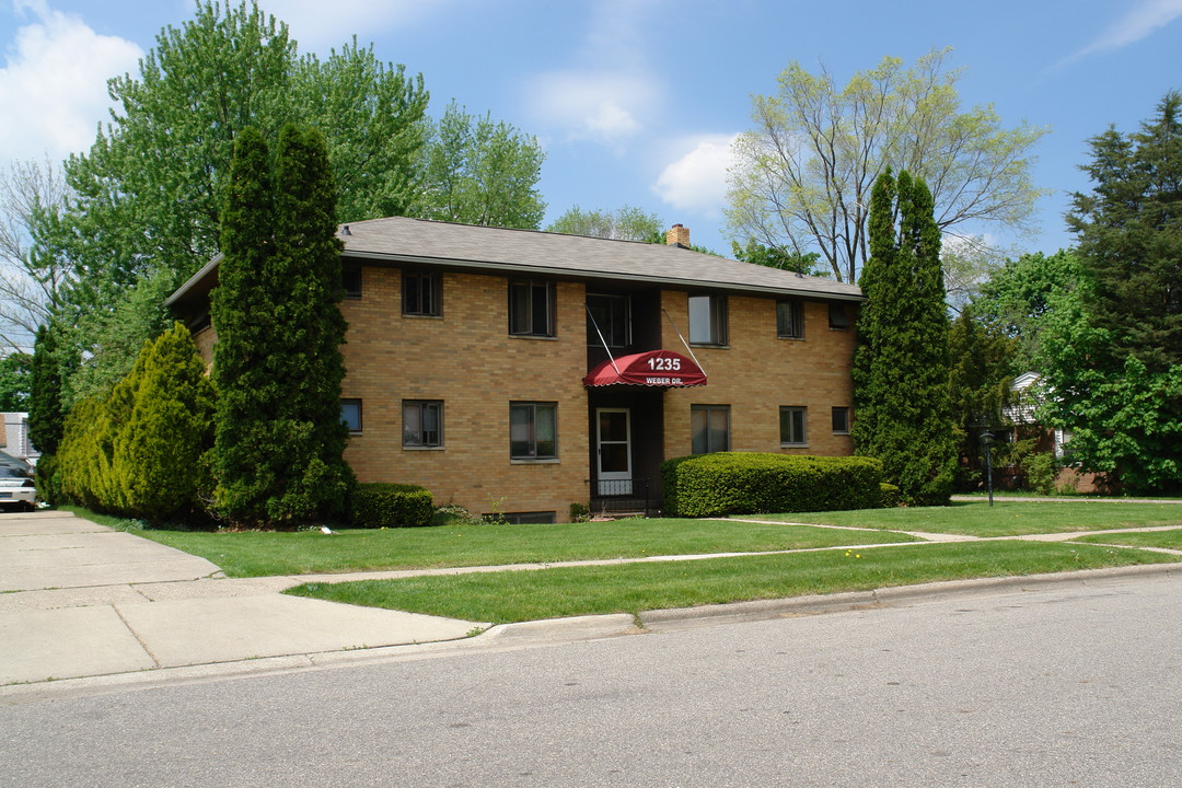 1235 Weber Dr in Lansing, MI - Building Photo