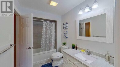 30 Goldring Dr in Whitby, ON - Building Photo - Building Photo