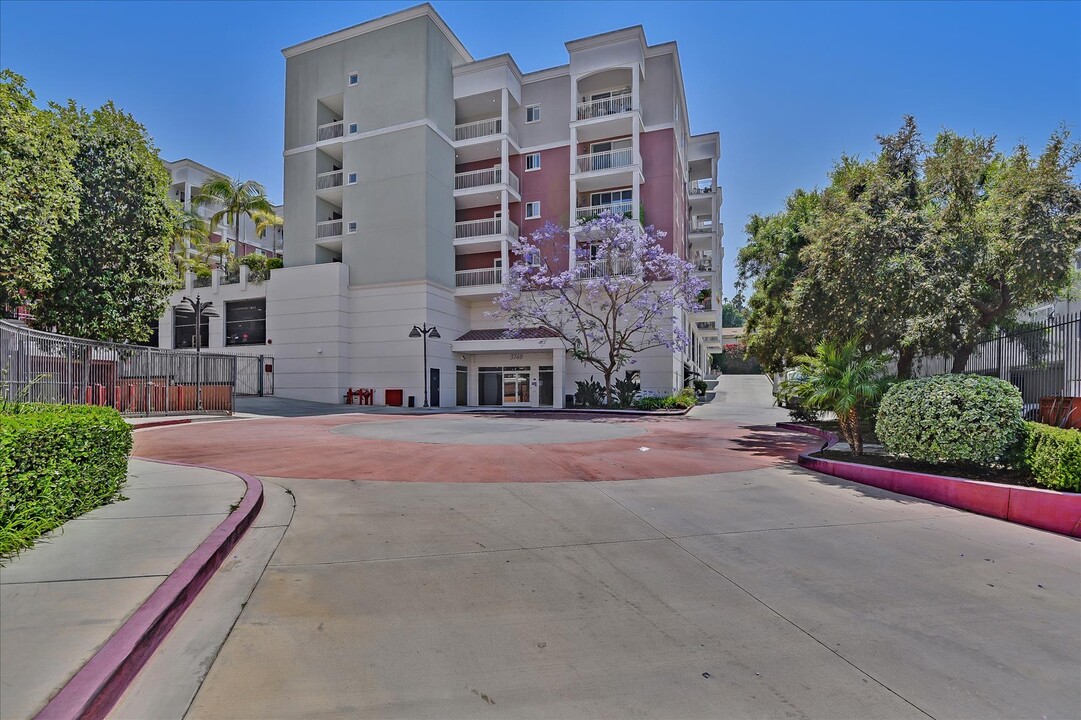 3740 Santa Rosalia Dr, Unit 226 in Los Angeles, CA - Foto de edificio