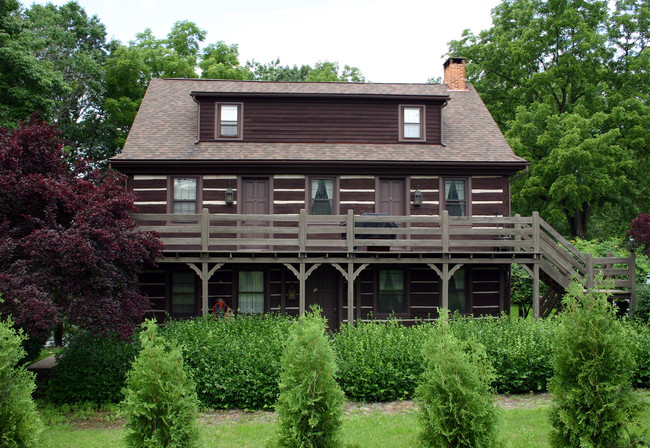 6 Riverside Dr in Muhlenberg Township, PA - Foto de edificio - Building Photo