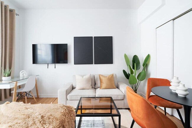 317 W 74th St in New York, NY - Building Photo - Building Photo