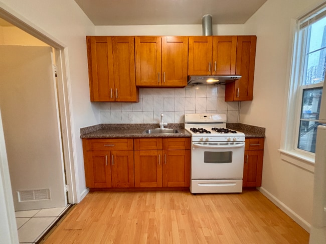 1408 21st Ave, Unit 202 in Oakland, CA - Building Photo - Building Photo