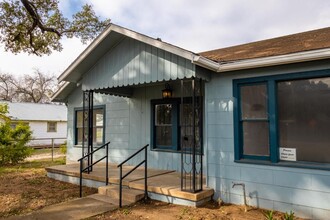 719 Kelly St in Poteet, TX - Building Photo - Building Photo