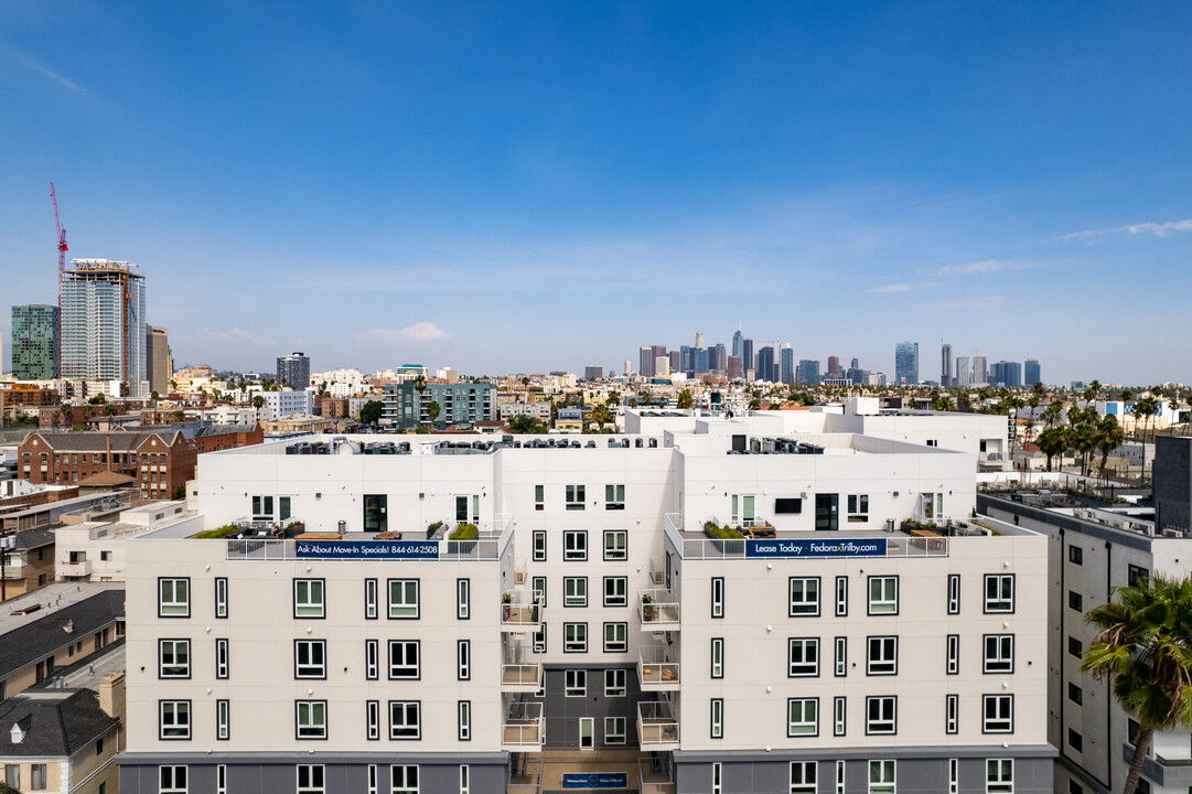 Fedora x Trilby in Los Angeles, CA - Foto de edificio