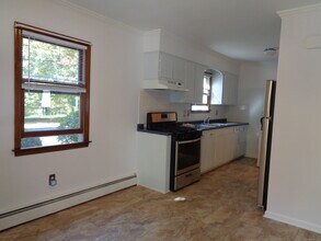 44 Flat Rock Rd in Branford, CT - Building Photo - Building Photo