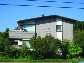 Montclair Garden Apartments in San Carlos, CA - Building Photo - Building Photo