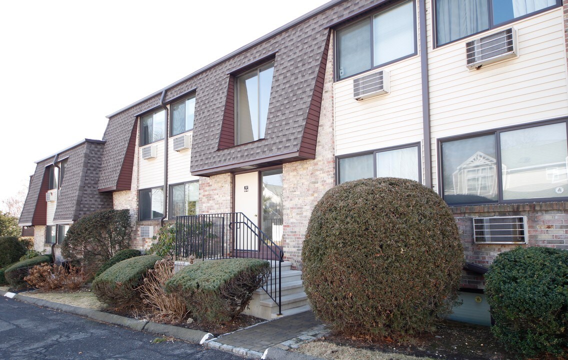 255 Strawberry Hill Ave in Stamford, CT - Building Photo
