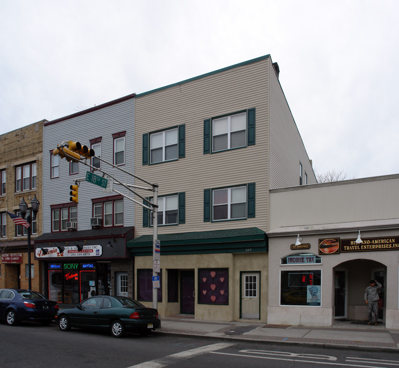 397 Broadway in Bayonne, NJ - Foto de edificio