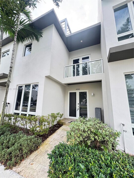 10550 NW 65th Ln in Doral, FL - Building Photo