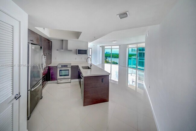 250 Sunny Isles Blvd in Sunny Isles Beach, FL - Building Photo - Building Photo