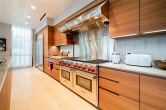 3581 E Glencoe St, Unit 301 in Miami, FL - Foto de edificio - Building Photo