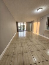 212 Lake Pointe Dr in Oakland Park, FL - Building Photo - Building Photo