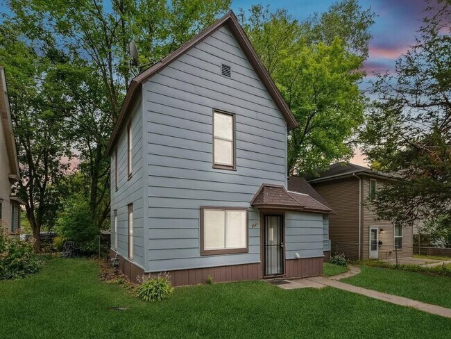 property at 3020 Queen Ave N