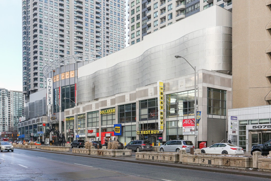 Royal Pinnacle in Toronto, ON - Building Photo