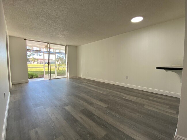 160 Turtle Lake Ct, Unit 3-109 in Naples, FL - Foto de edificio - Building Photo