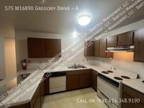 S75W16890-W16890 Gregory Dr in Muskego, WI - Building Photo - Building Photo