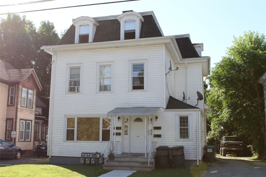 19 Elizabeth St in Port Jervis, NY - Building Photo