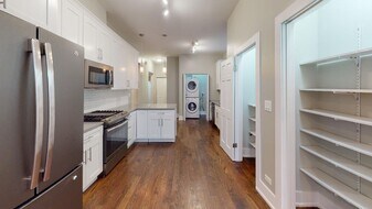 1027 E Hyde Park Blvd in Chicago, IL - Building Photo