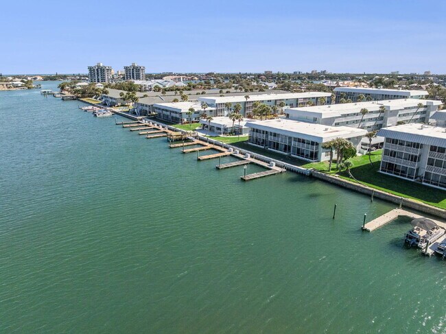 325 Causeway N in New Smyrna Beach, FL - Foto de edificio - Building Photo