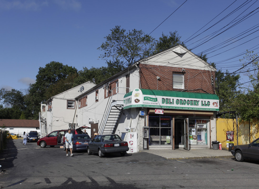 139 W Hills Rd in Huntington Station, NY - Building Photo